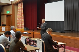 開会の挨拶をする菅家町長