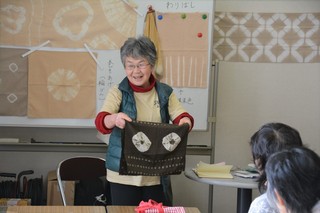 DSC_4772_祖母が作った草木染めの手ぬぐいを紹介する鈴木サナエさん.jpg