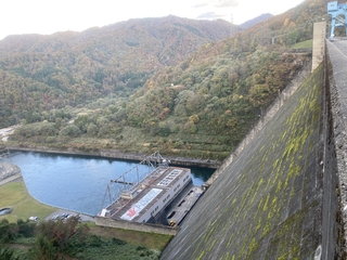 田子倉ダム　ダム堤体から下流の只見川を望む